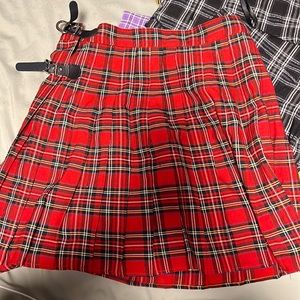 Finally plaid skirt with buckles